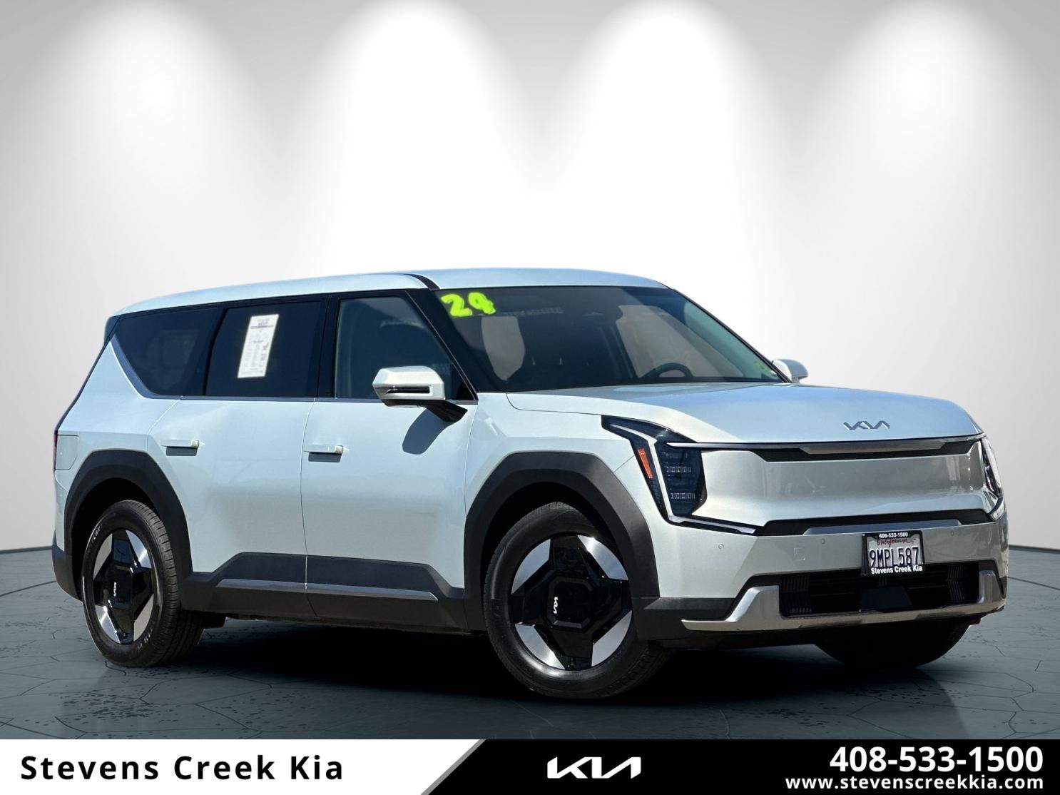 2024 Kia EV9 Light L/R's photo