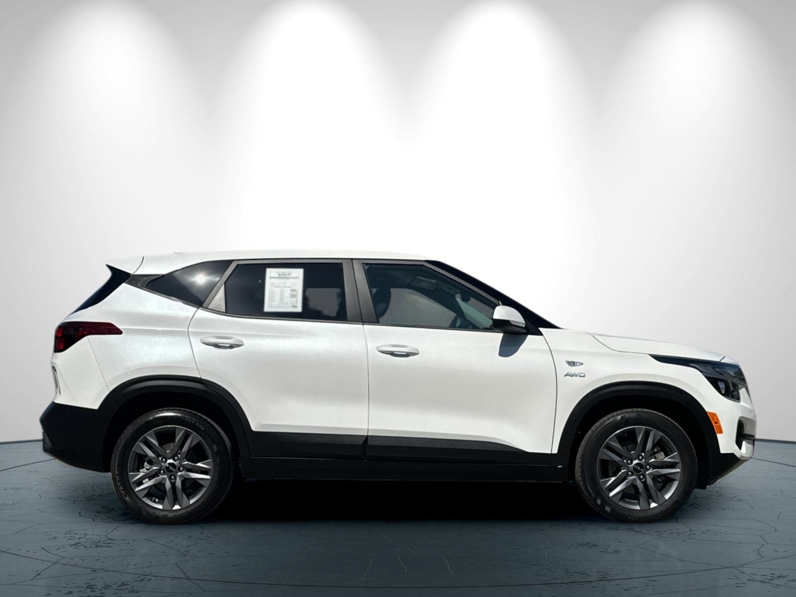 2023 Kia Seltos LX photo 3