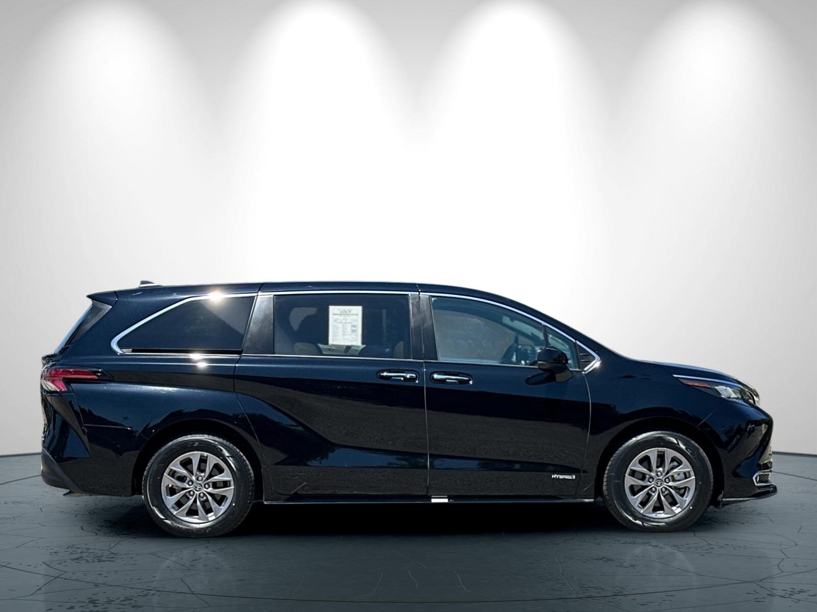 2021 Toyota Sienna XLE photo 3
