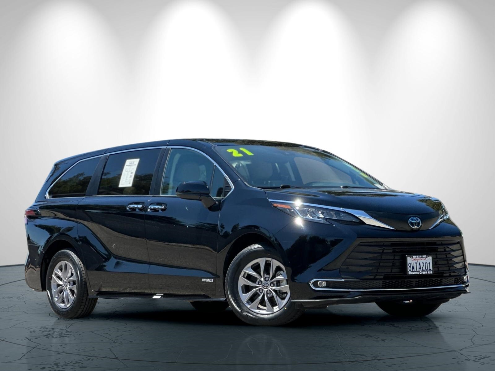 2021 Toyota Sienna XLE photo 2