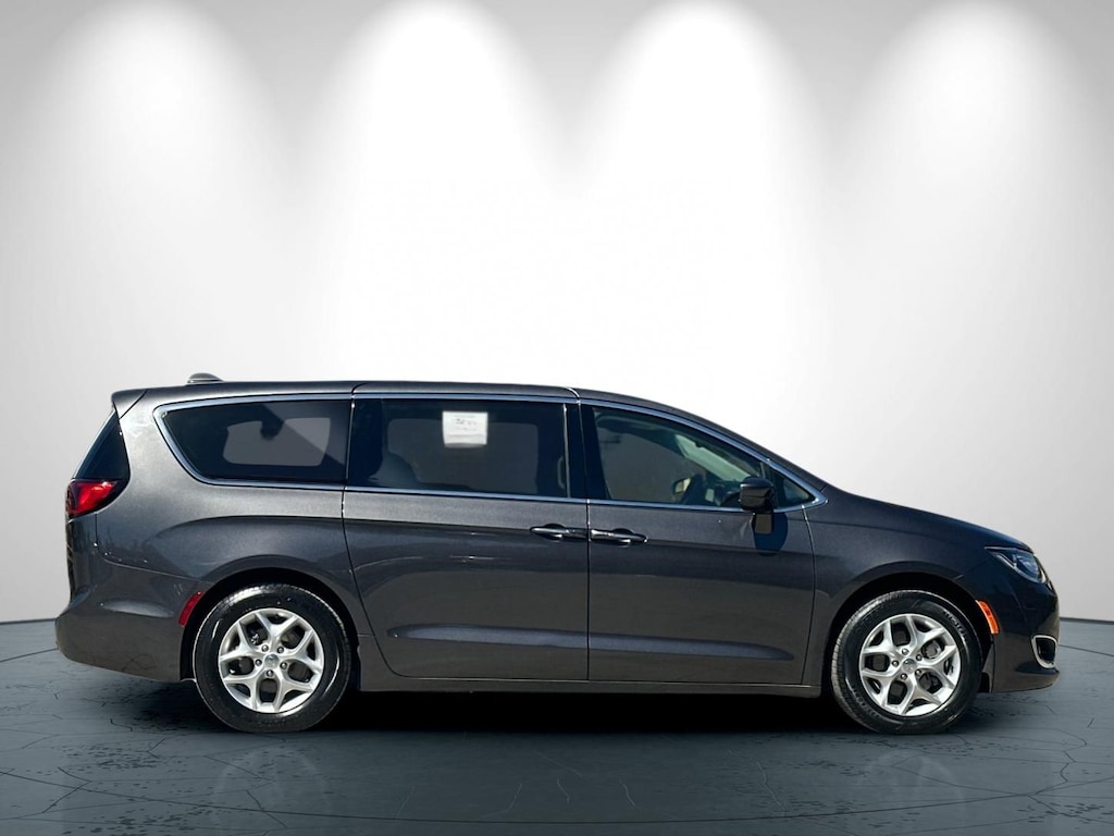 Used 2019 Chrysler Pacifica Touring Plus Minivan/Van