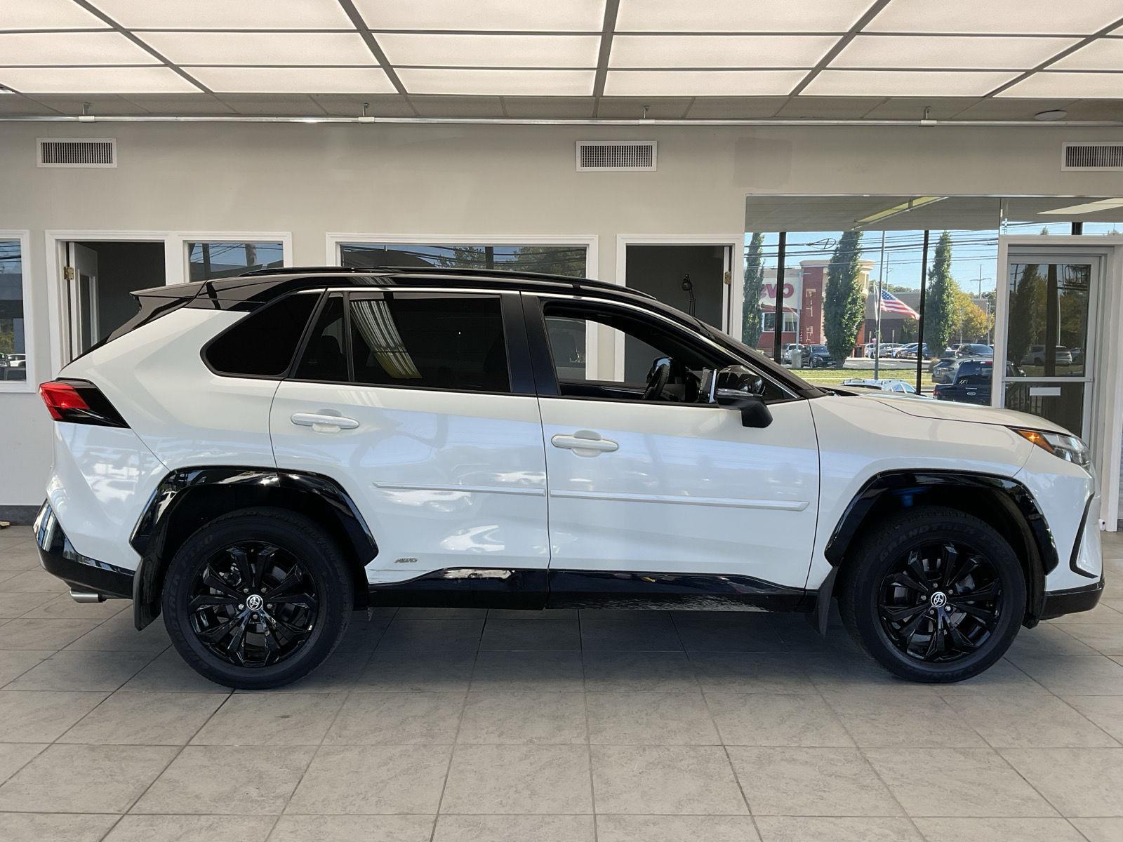 2022 Toyota RAV4 Hybrid XSE photo 3