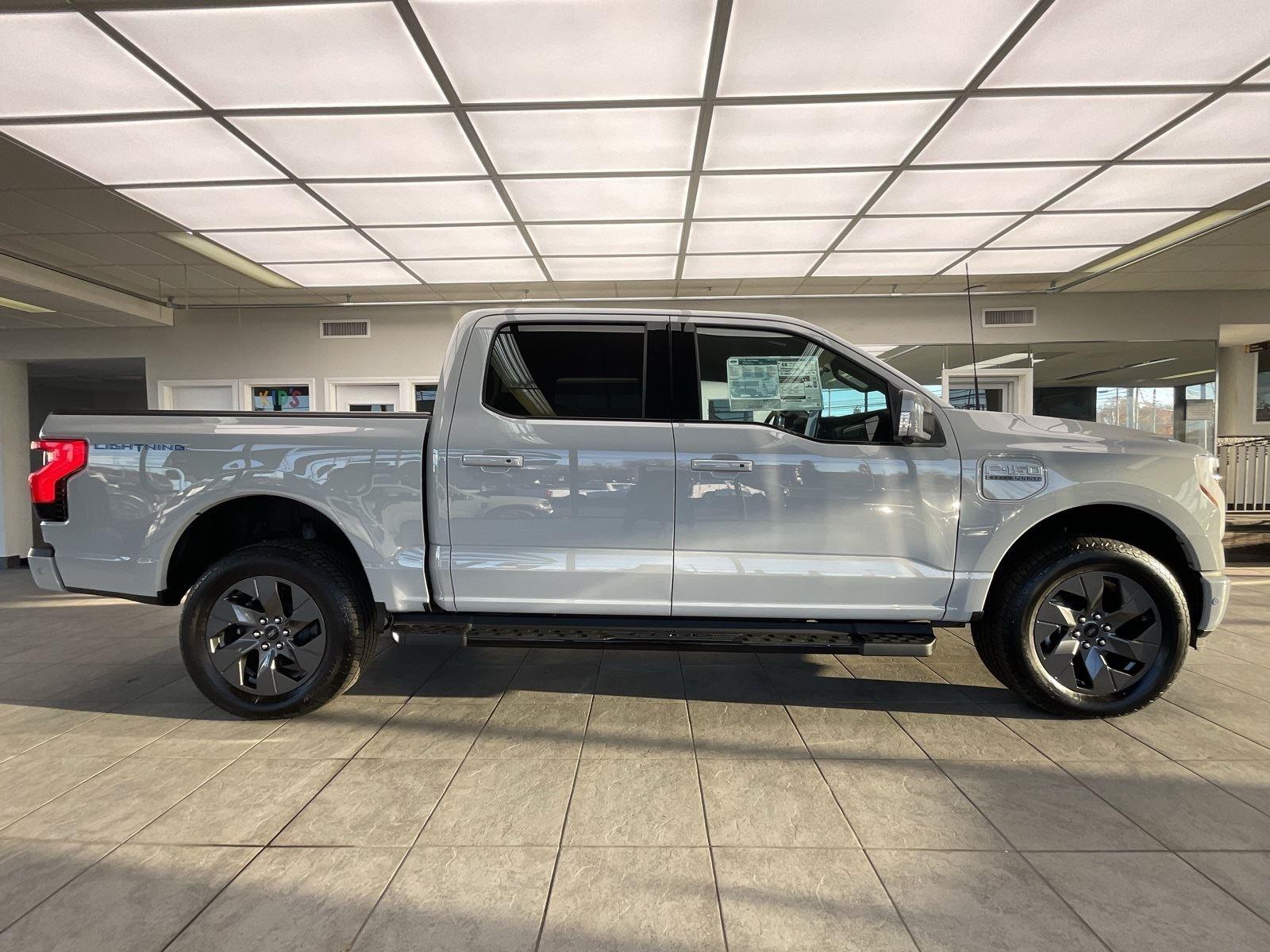 2023 Ford F-150 Lightning Lariat photo 4