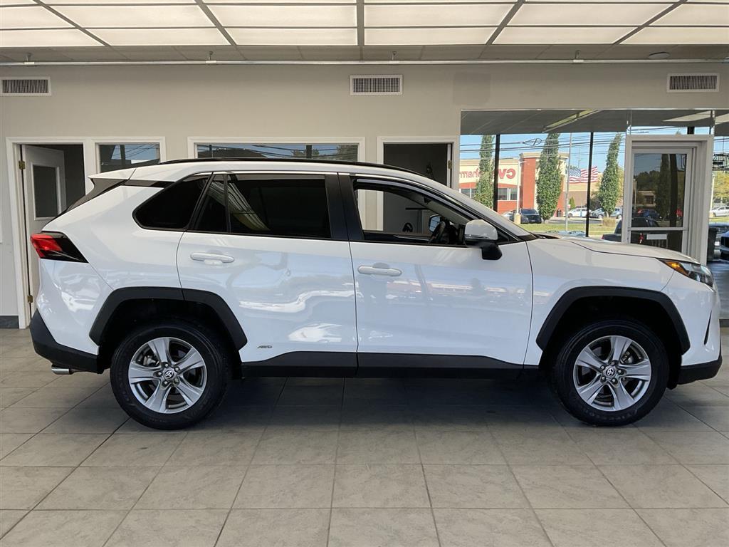 2022 Toyota RAV4 Hybrid XLE photo 4