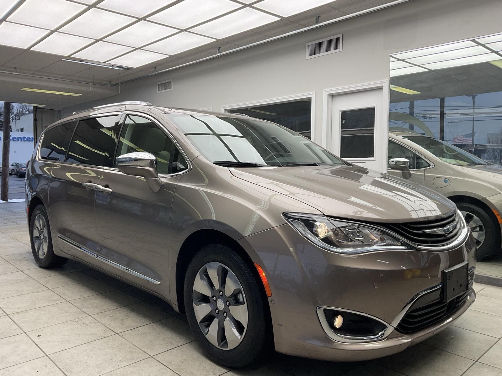 2018 Chrysler Pacifica Hybrid Limited's photo