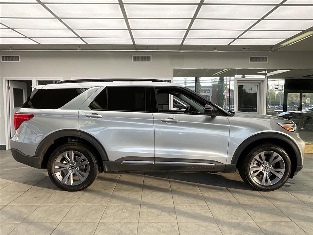 2023 Ford Explorer XLT photo 3
