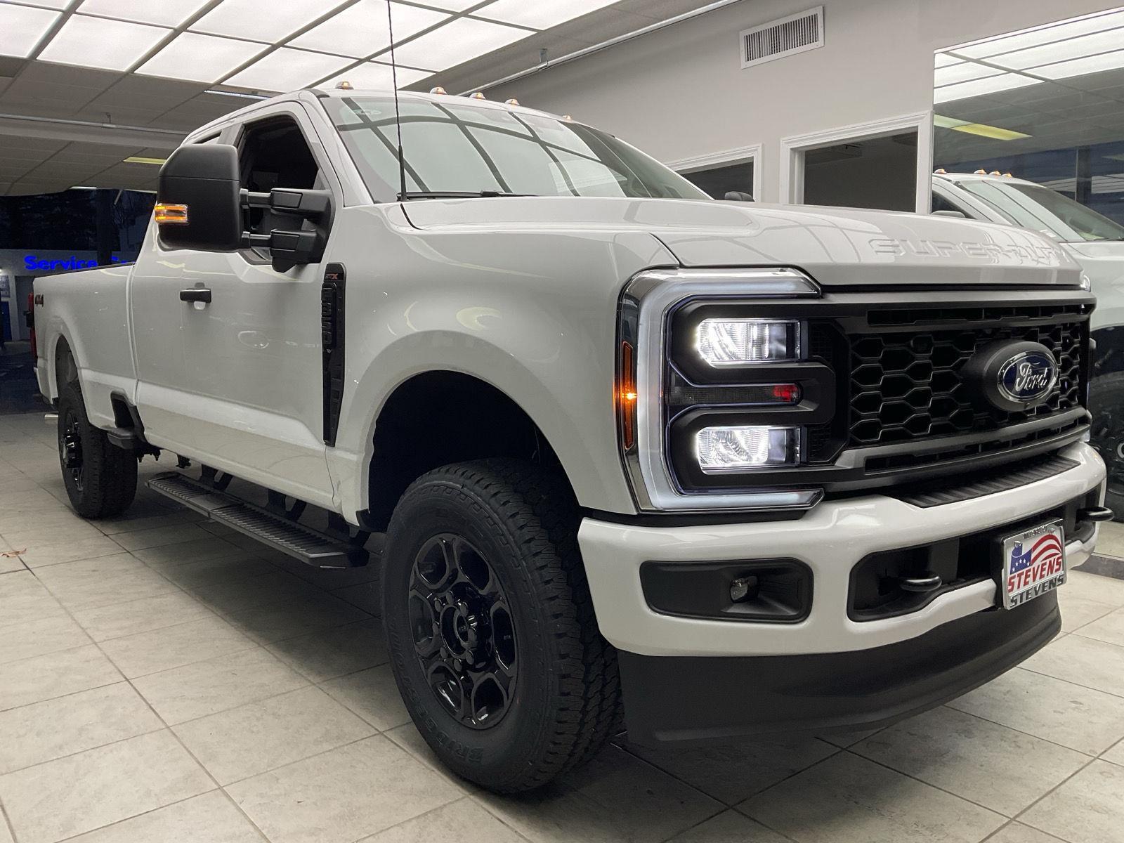 2026 Ford F-350 Super Duty XL's photo