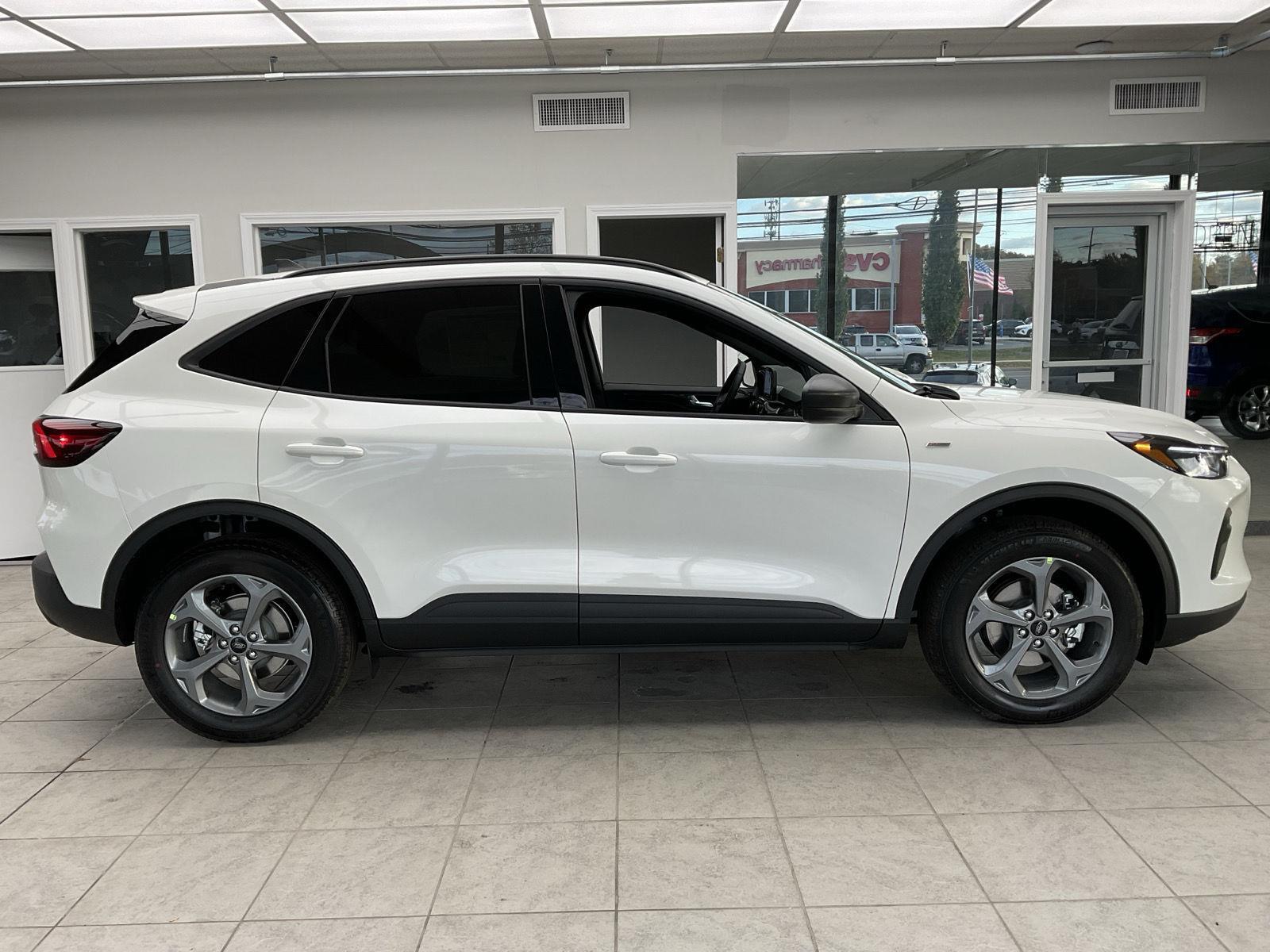 2026 Ford Escape ST-Line photo 4