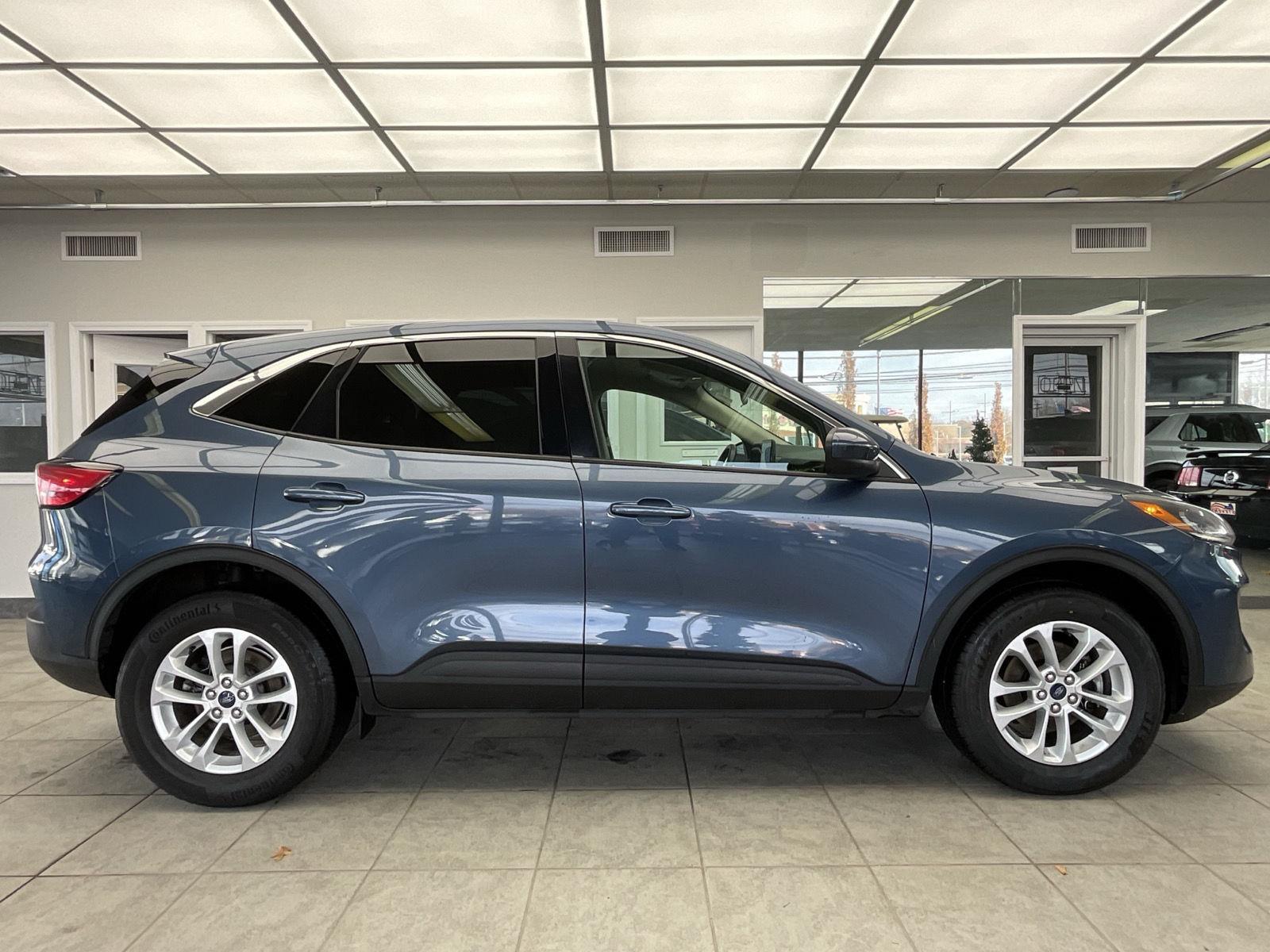 2020 Ford Escape SE photo 2