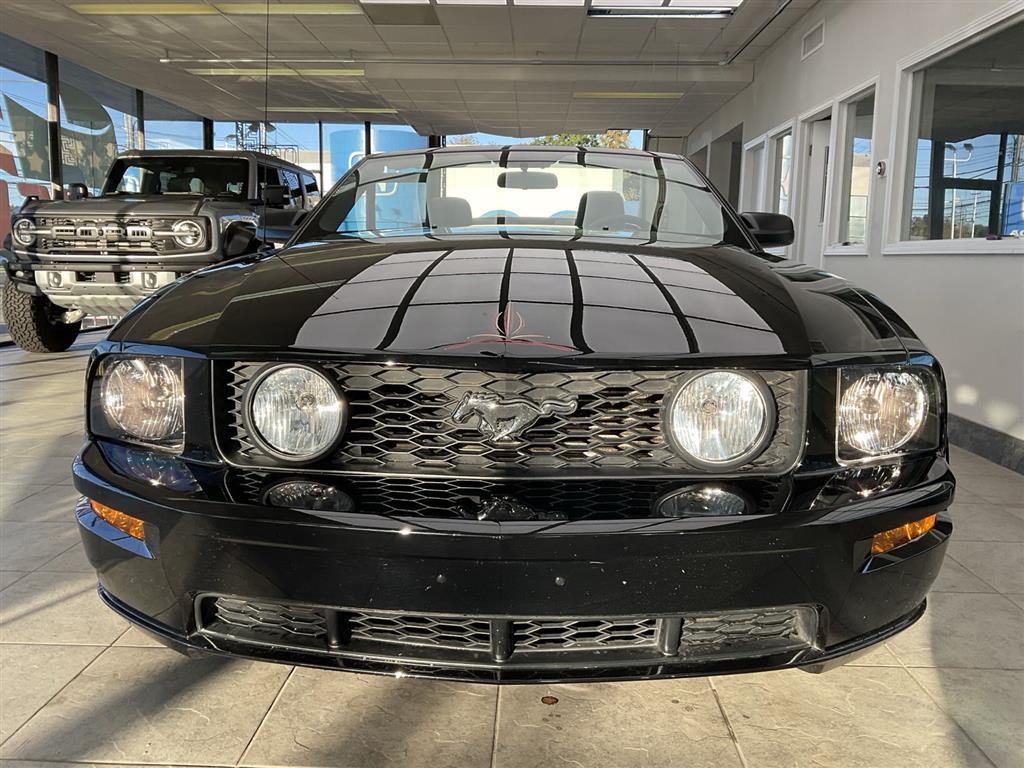 2006 Ford Mustang GT Deluxe Convertible photo 2