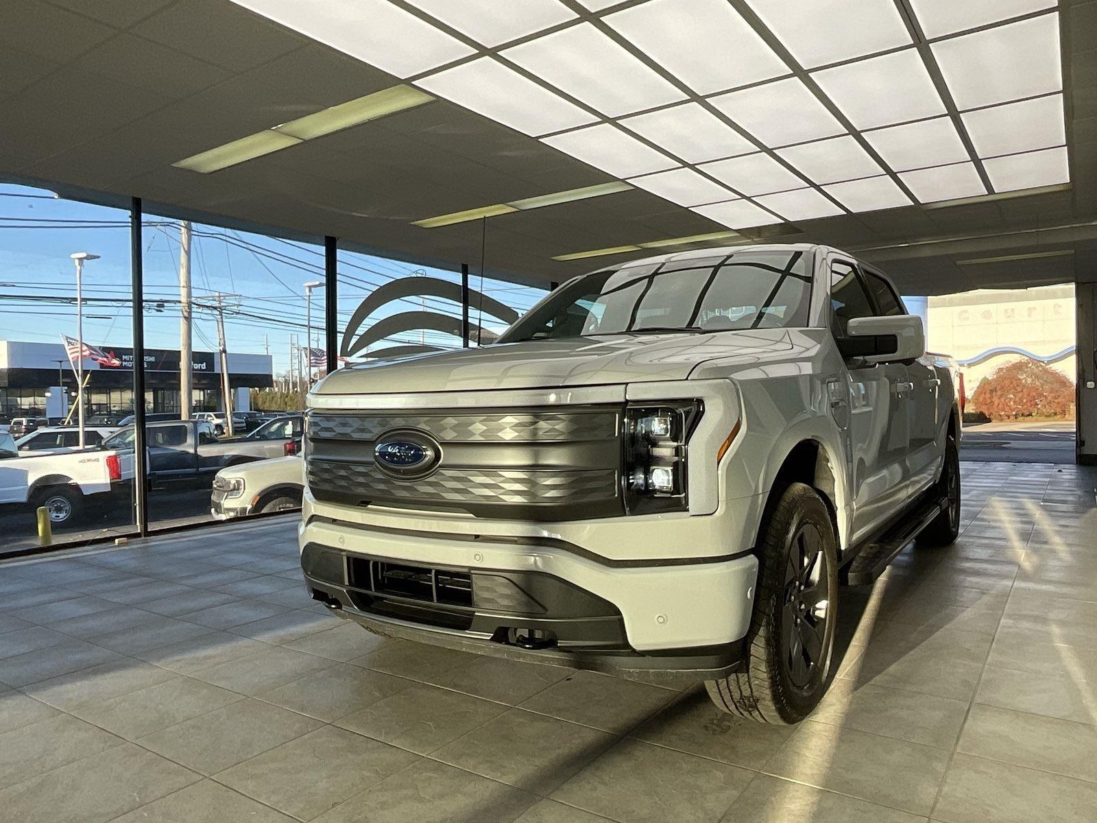 2023 Ford F-150 Lightning Lariat photo 3