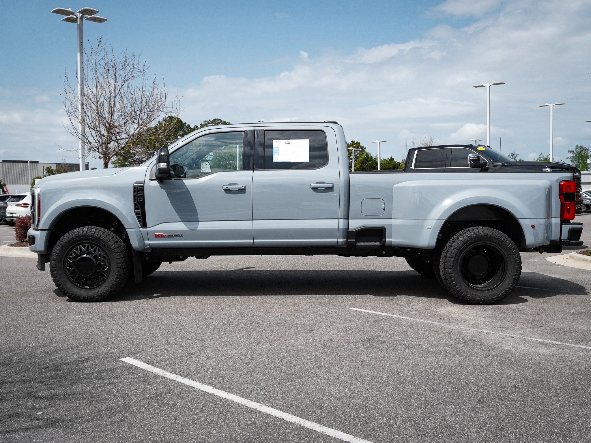 2025 Ford Super Duty F-450 DRW Platinum photo 4