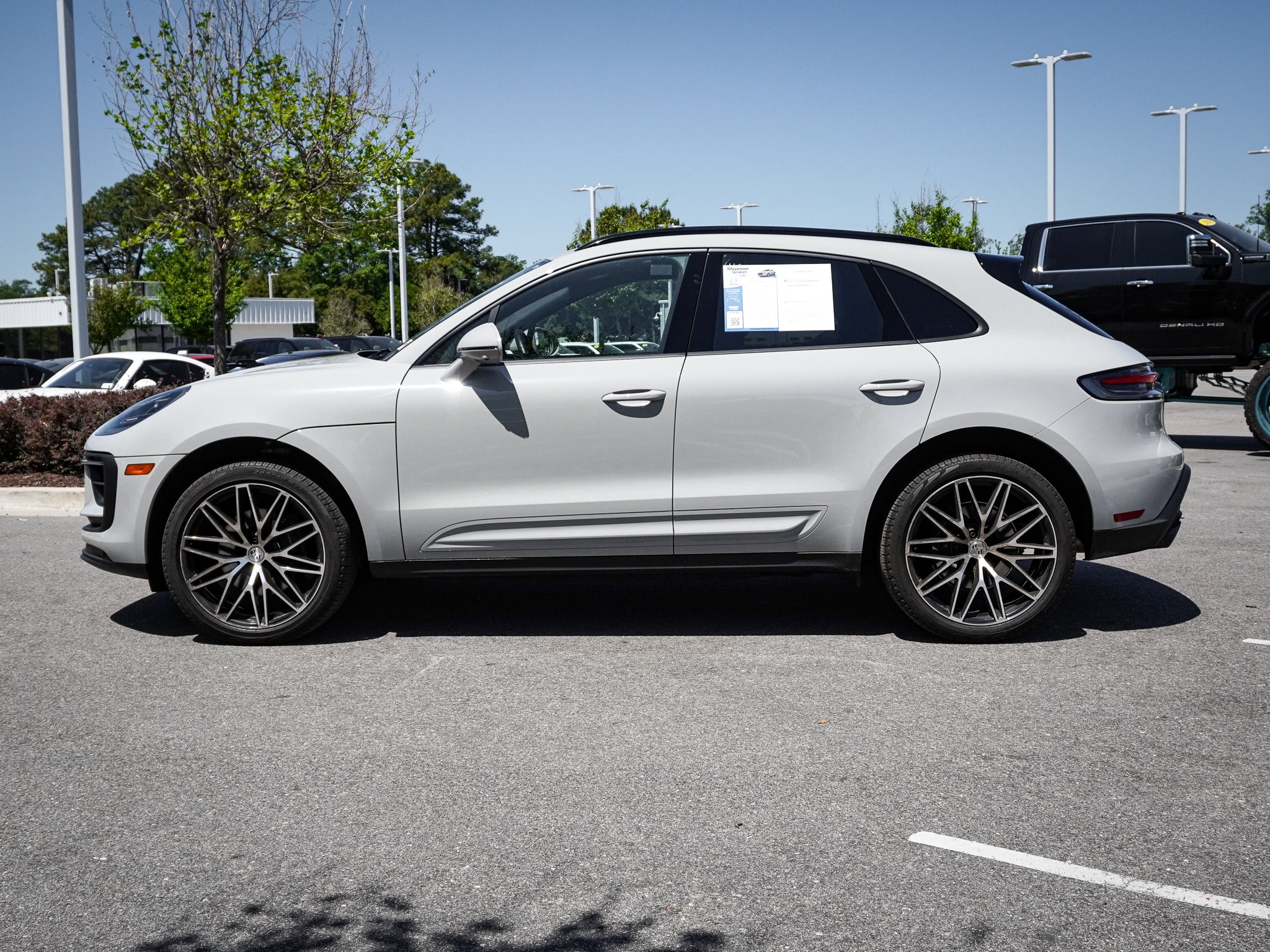 2025 Porsche Macan photo 4