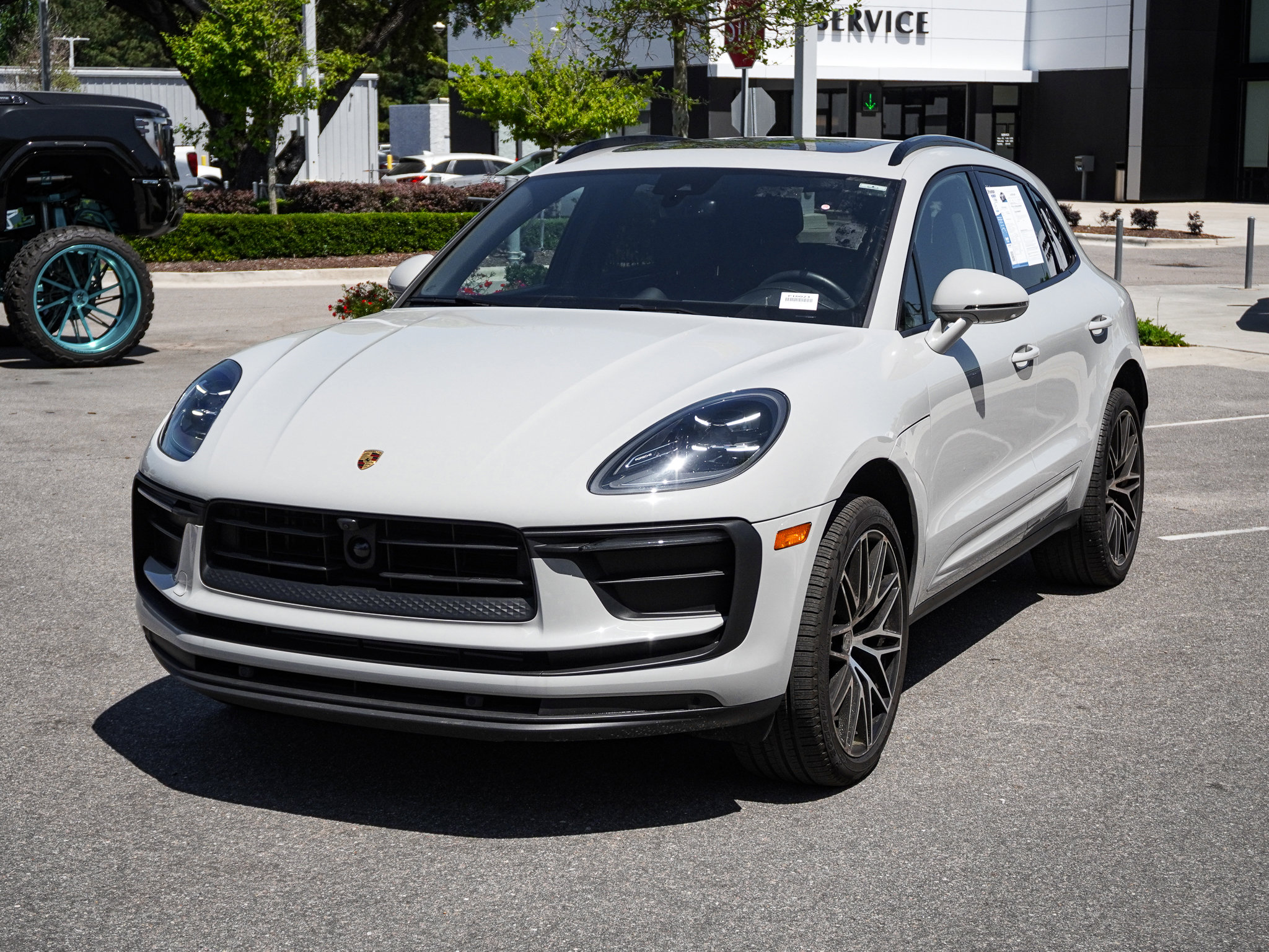 2025 Porsche Macan photo 2