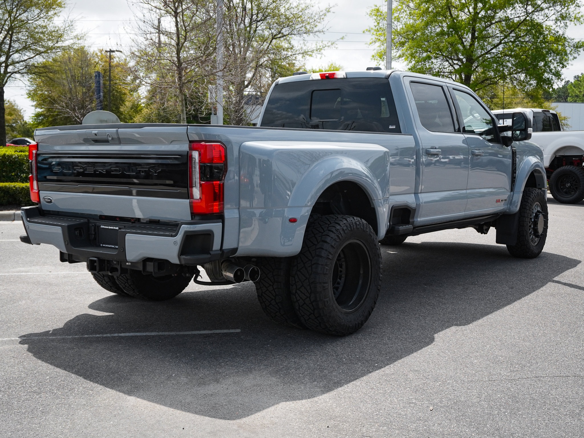 2025 Ford Super Duty F-450 DRW Platinum photo 3
