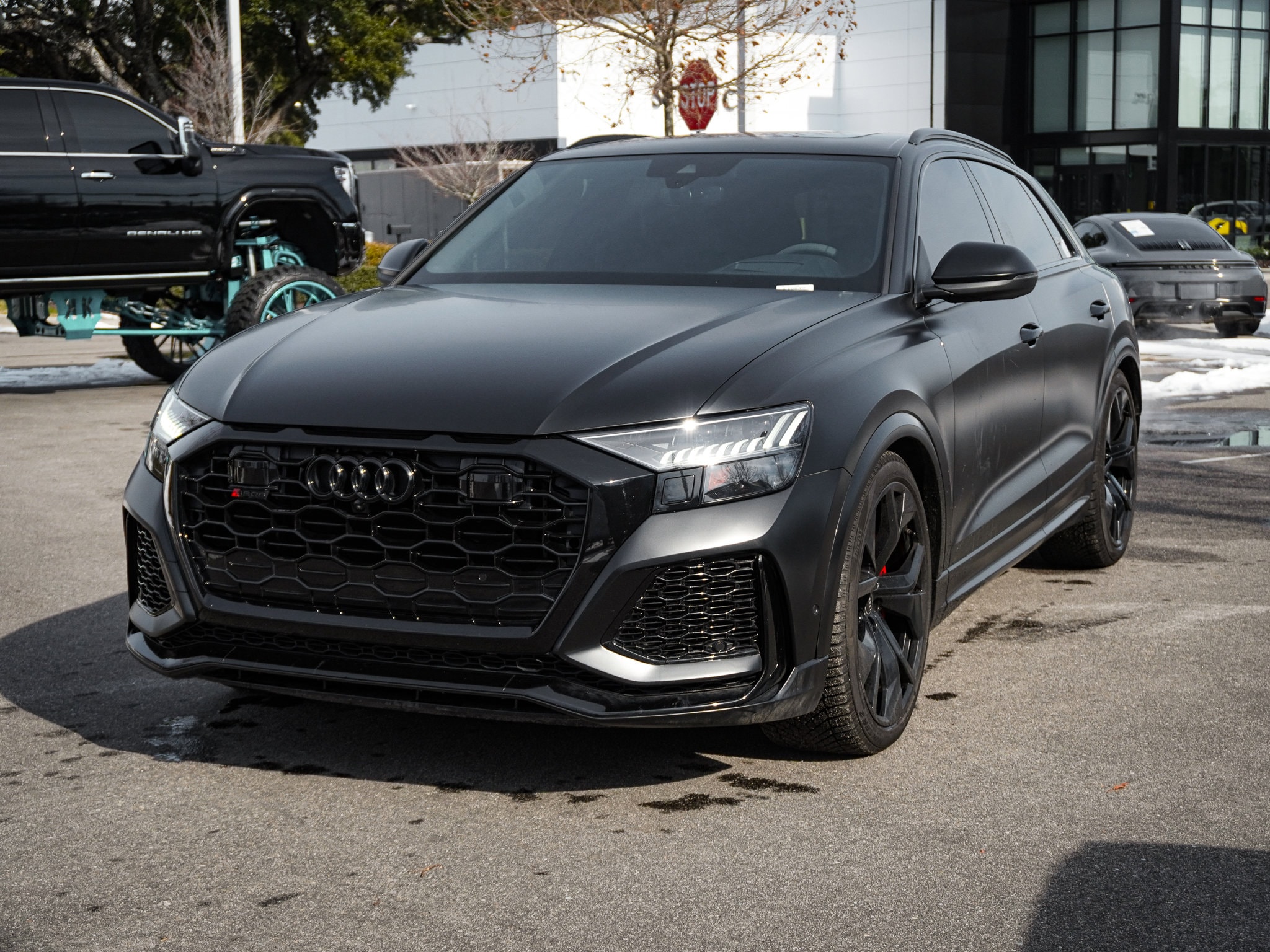 2022 Audi RS Q8 photo 2