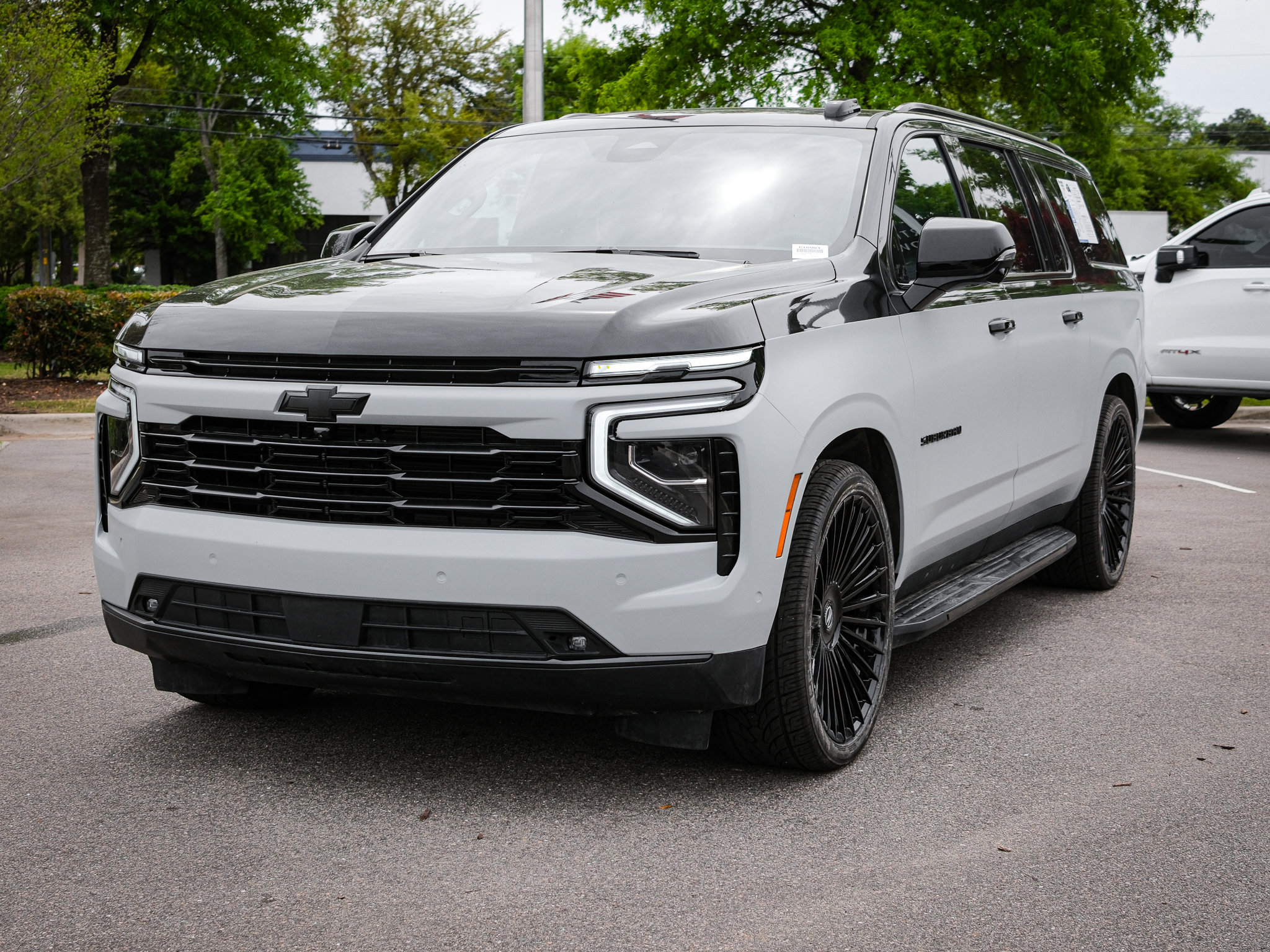 2025 Chevrolet Suburban LT photo 2