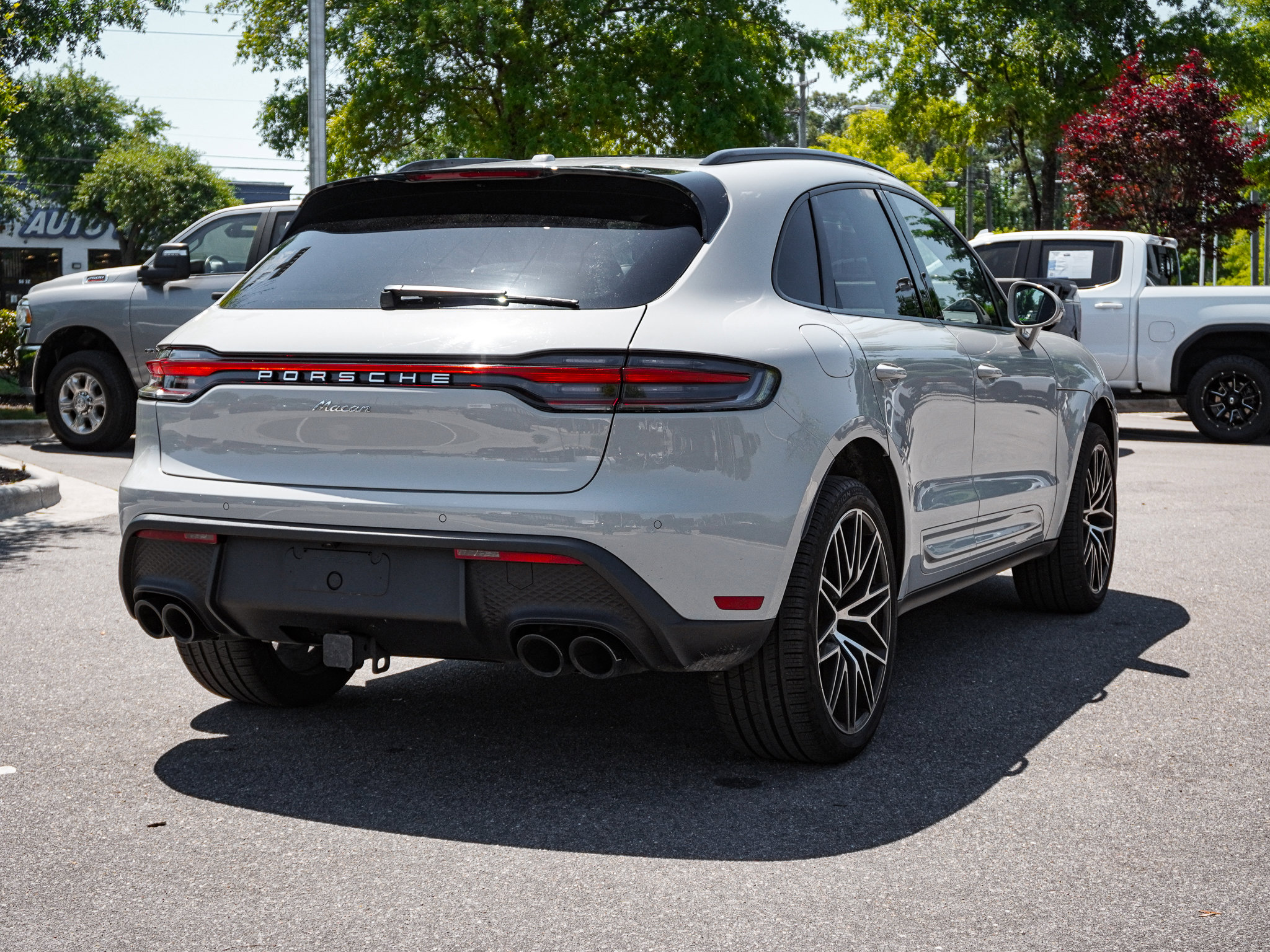 2025 Porsche Macan photo 3