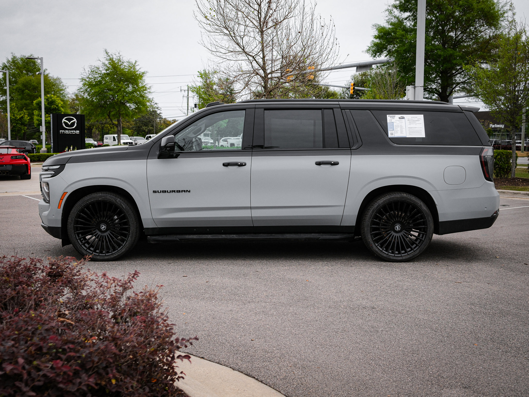 2025 Chevrolet Suburban LT photo 4
