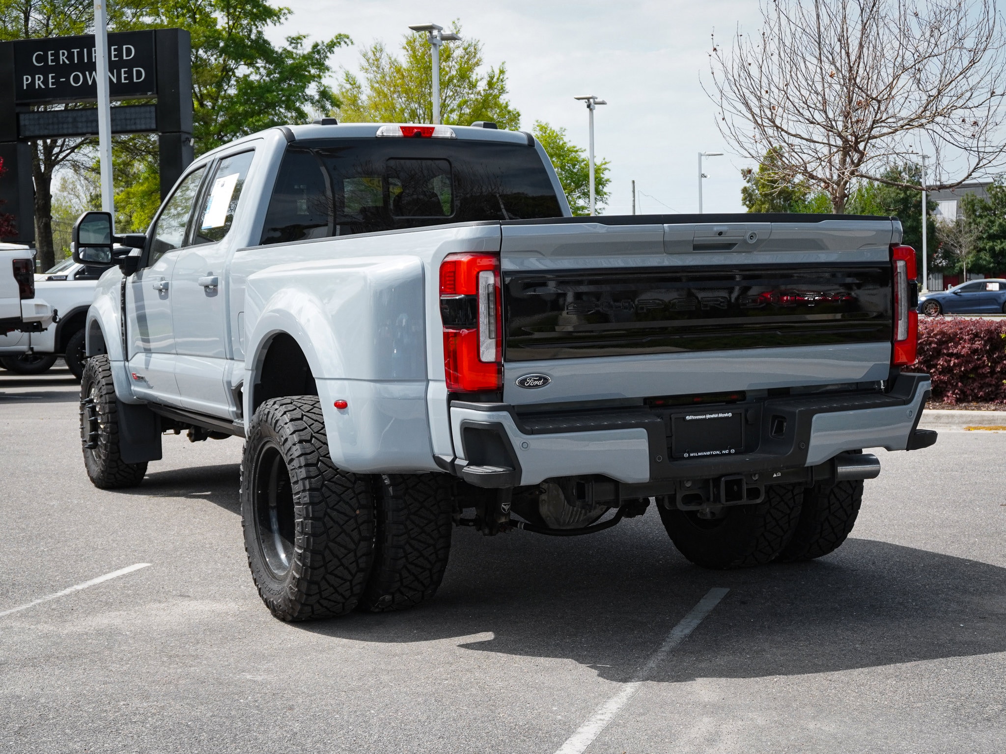 2025 Ford Super Duty F-450 DRW Platinum photo 5