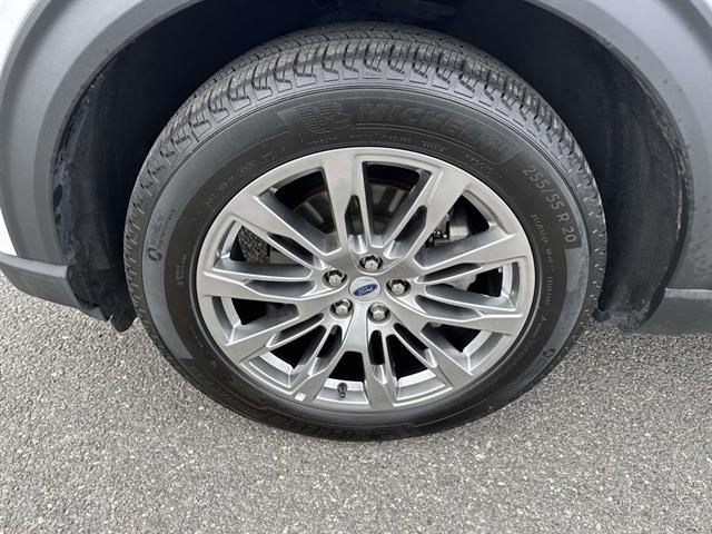 2025 Ford Explorer photo 2