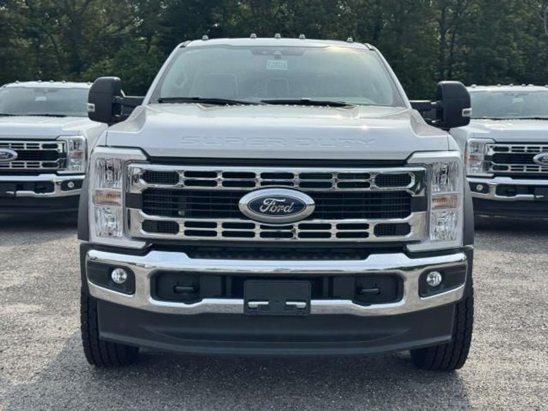 2025 Ford F-600 photo 2