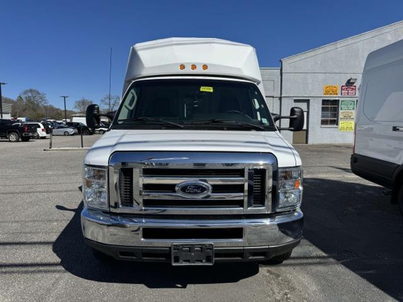 2016 Ford E-450 Super Duty photo 4