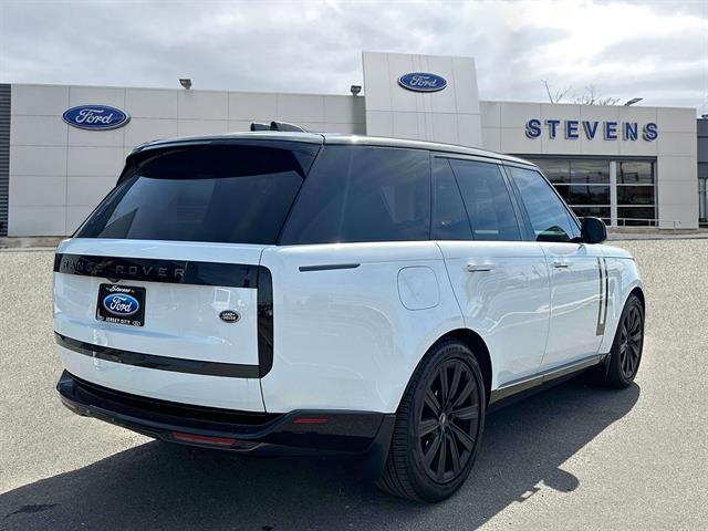 2023 Land Rover Range Rover SE photo 2