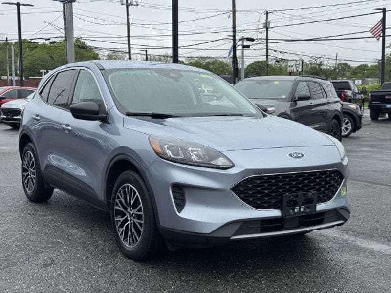 Used 2022 Ford Escape SE with VIN 1FMCU0EZ4NUA25701 for sale in Patchogue, NY