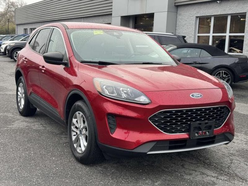 Used 2022 Ford Escape SE with VIN 1FMCU9G63NUA91471 for sale in Patchogue, NY
