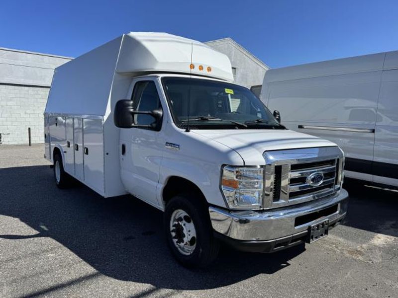 2016 Ford E-450 Super Duty photo 2