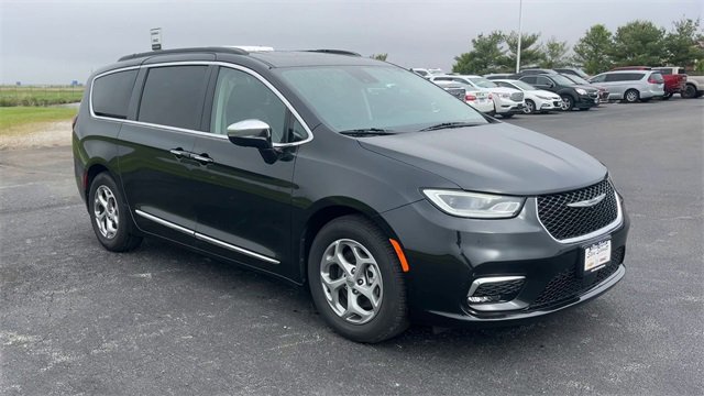 Used 2023 Chrysler Pacifica Limited with VIN 2C4RC1GG4PR533430 for sale in Litchfield, IL