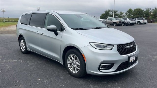 Used 2023 Chrysler Pacifica Touring L with VIN 2C4RC1BGXPR590626 for sale in Litchfield, IL