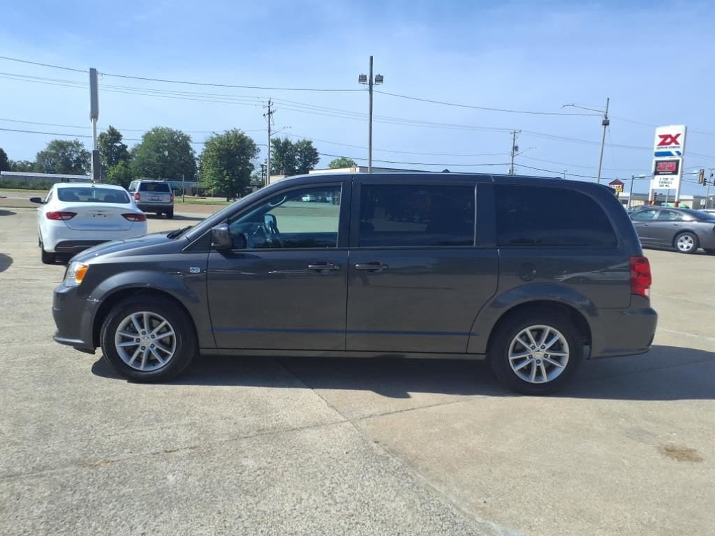 Used 2019 Dodge Grand Caravan SE with VIN 2C4RDGBG3KR762844 for sale in Highland, IL