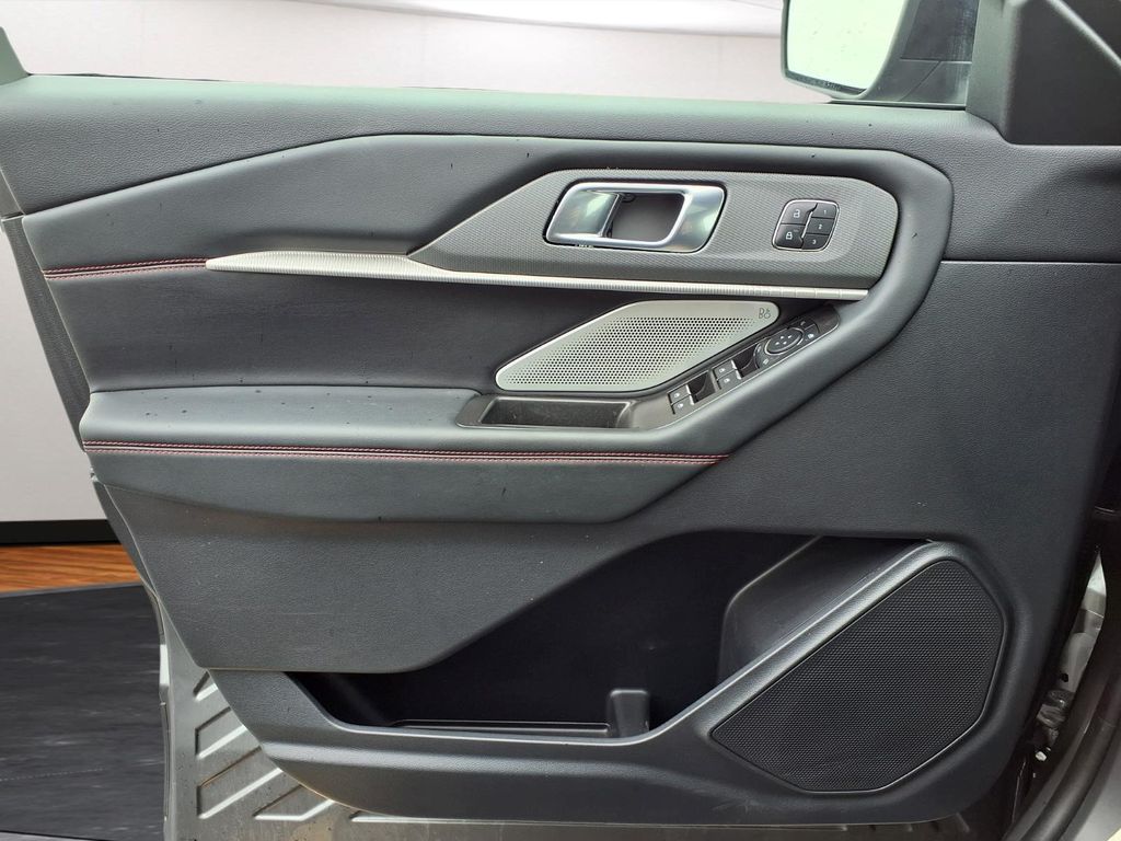 2025 Ford Explorer ST - Photo 16