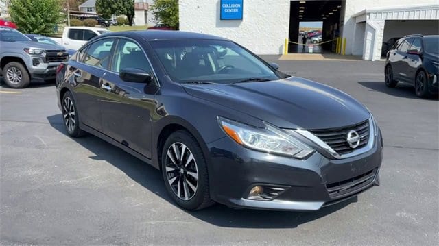 Used 2018 Nissan Altima SV with VIN 1N4AL3APXJC149448 for sale in Highland, IL