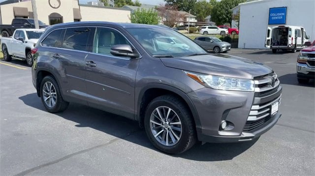 Used 2019 Toyota Highlander XLE with VIN 5TDJZRFH1KS567958 for sale in Highland, IL