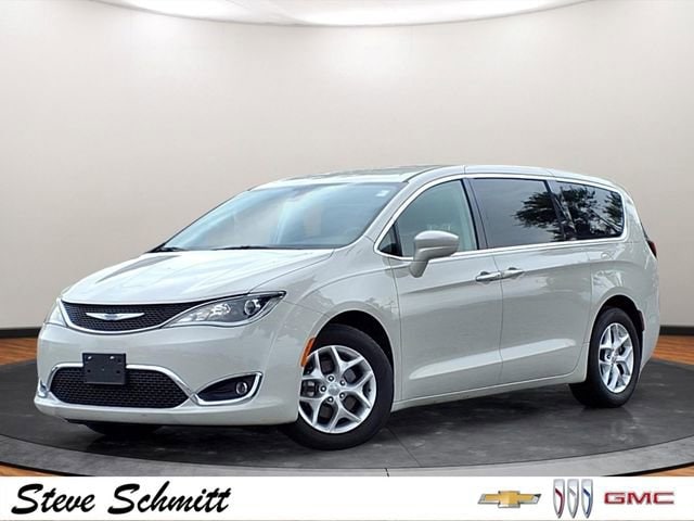 2020 Chrysler Pacifica Touring's photo