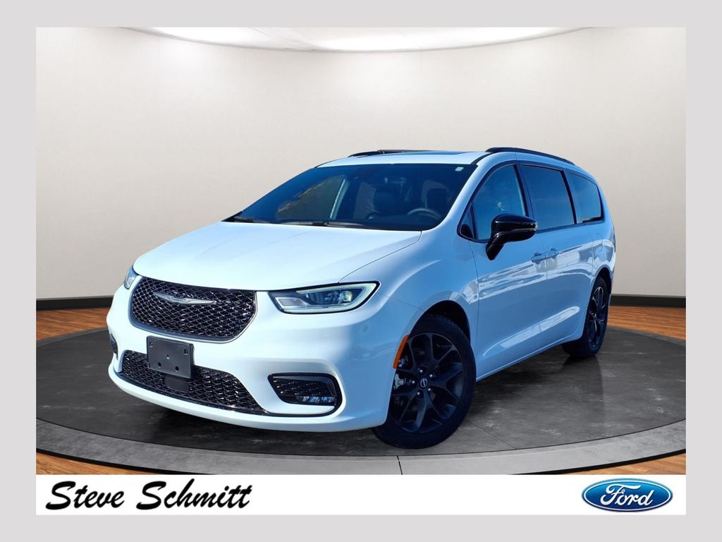 2025 Chrysler Pacifica Limited's photo