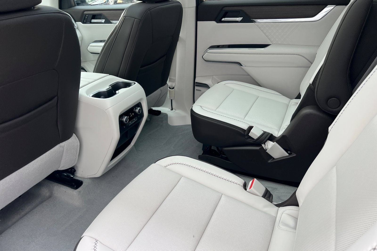 2026 GMC Acadia Denali - Photo 9