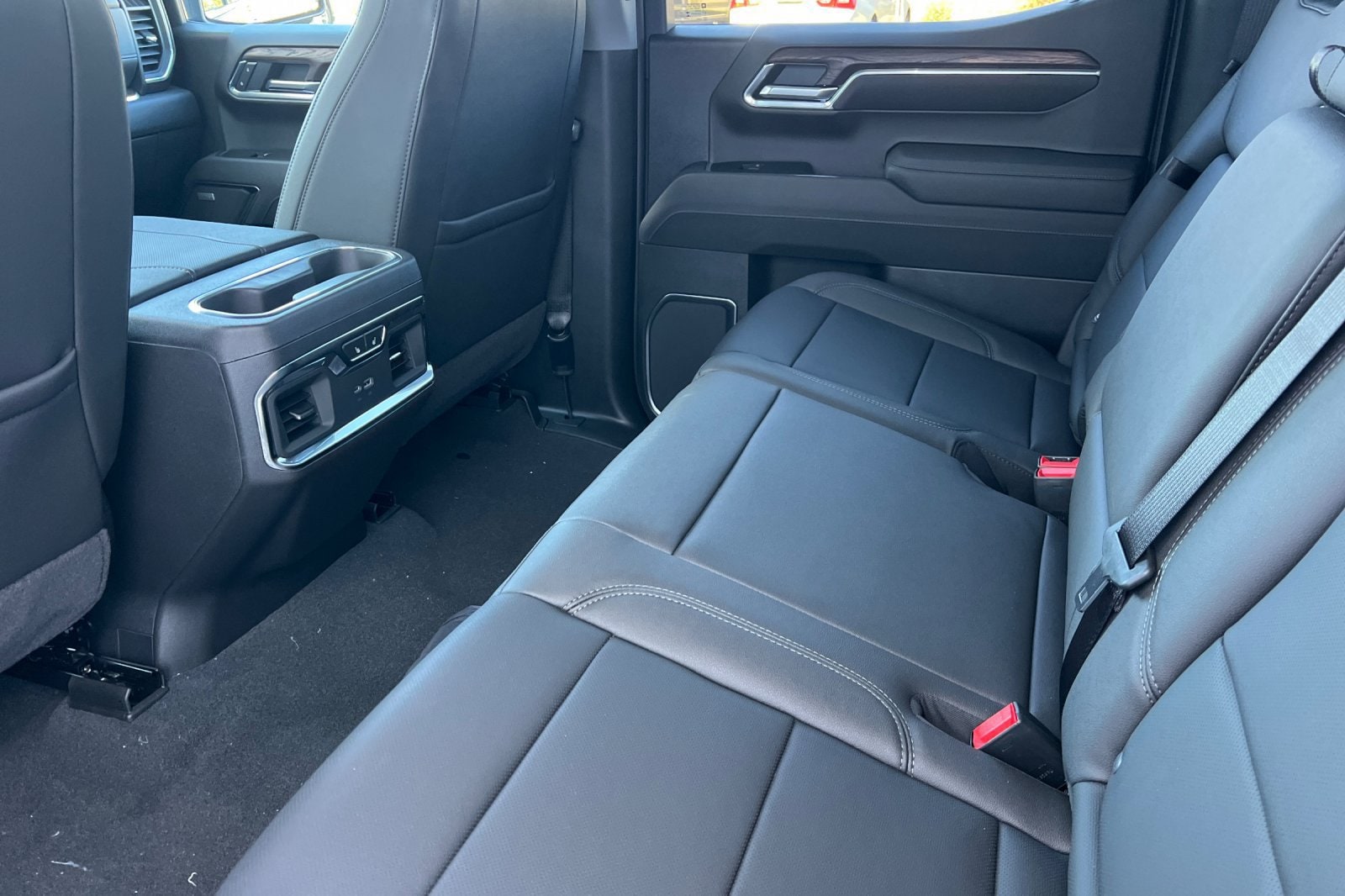 2026 GMC Sierra 1500 SLT - Photo 9