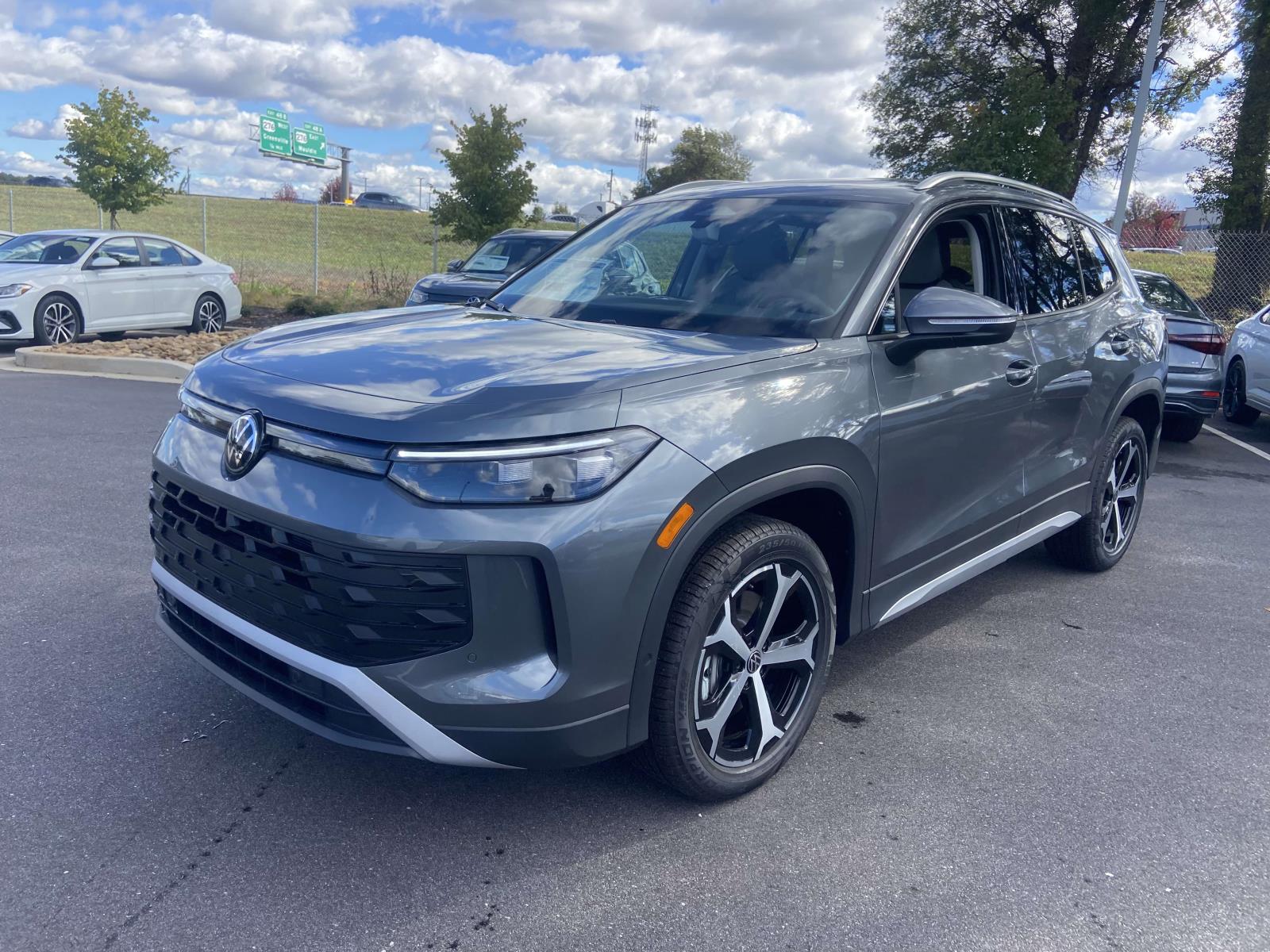 2026 Volkswagen Tiguan SE photo 3