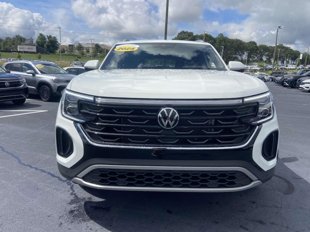Used 2025 Volkswagen Atlas Cross Sport 2.0T SE w/Technology FWD Sport Utility
