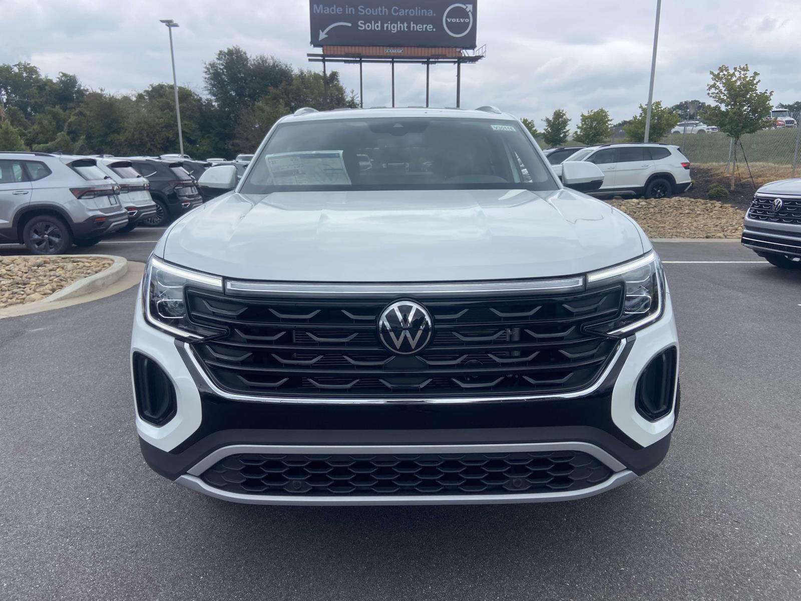 2026 Volkswagen Atlas Cross Sport SE photo 2