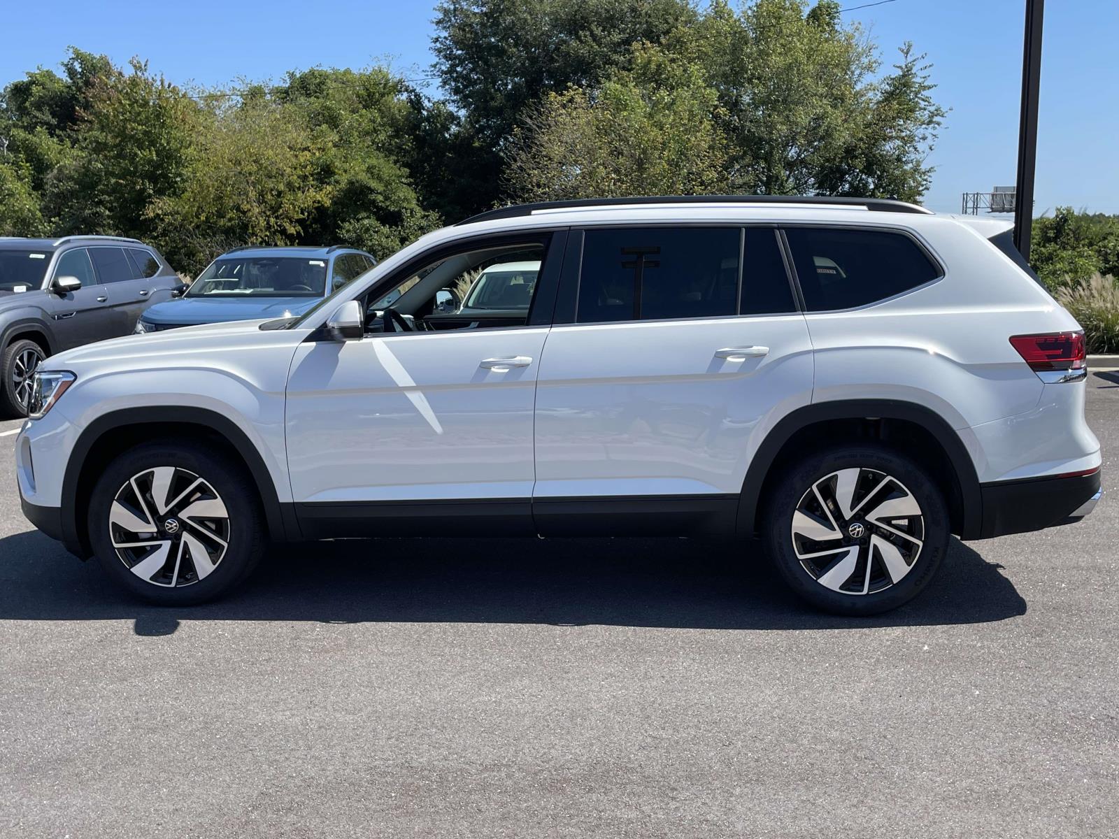 2026 Volkswagen Atlas SE Technology photo 2