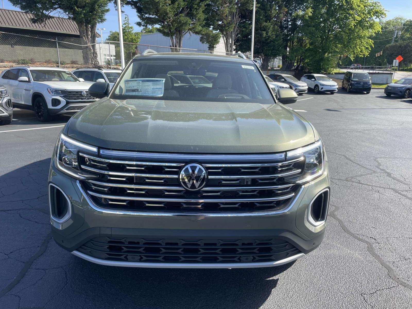 2025 Volkswagen Atlas SEL photo 2