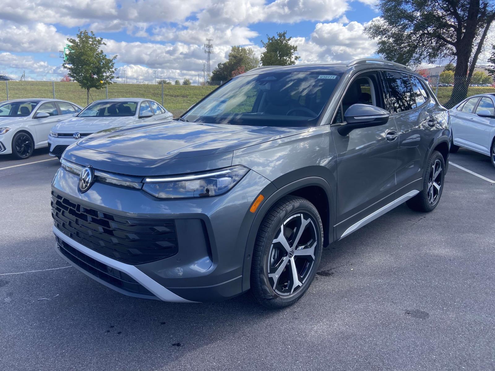 2026 Volkswagen Tiguan SE Sport photo 3