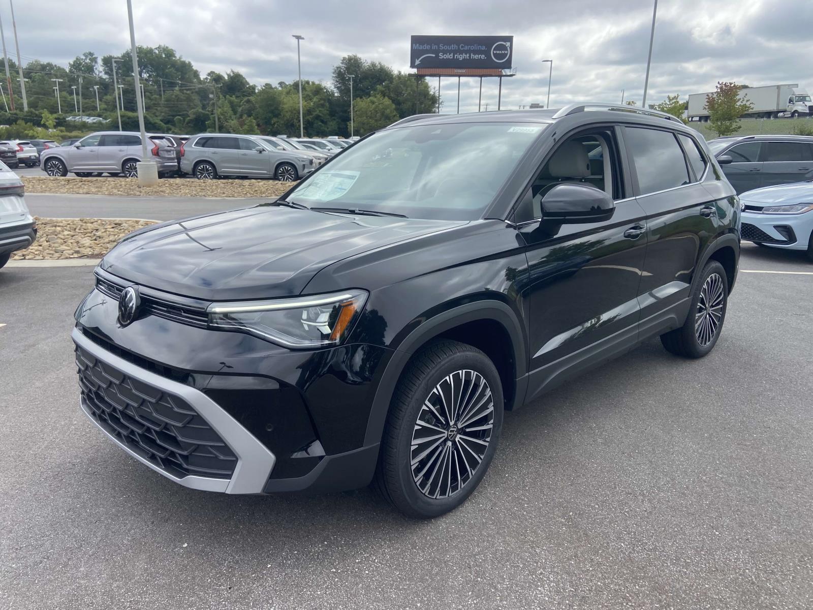 2025 Volkswagen Taos SE photo 3