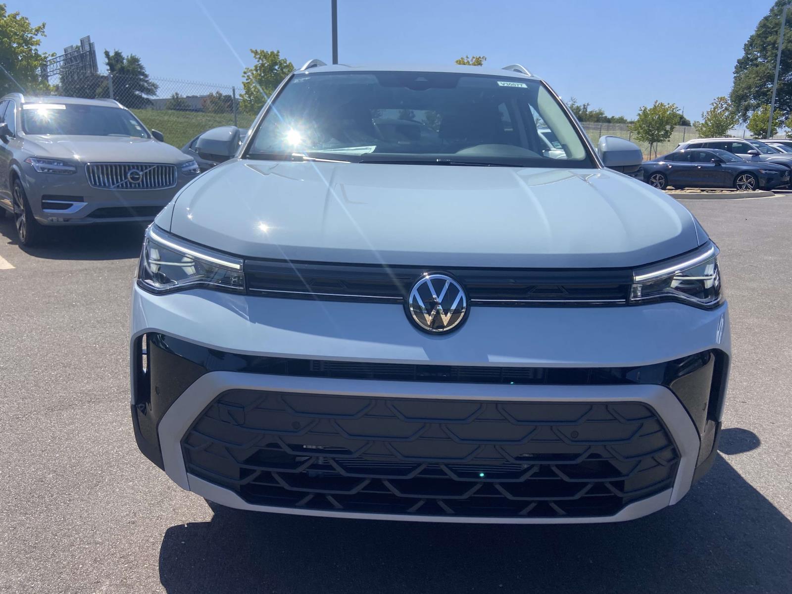 2025 Volkswagen Taos SE photo 2