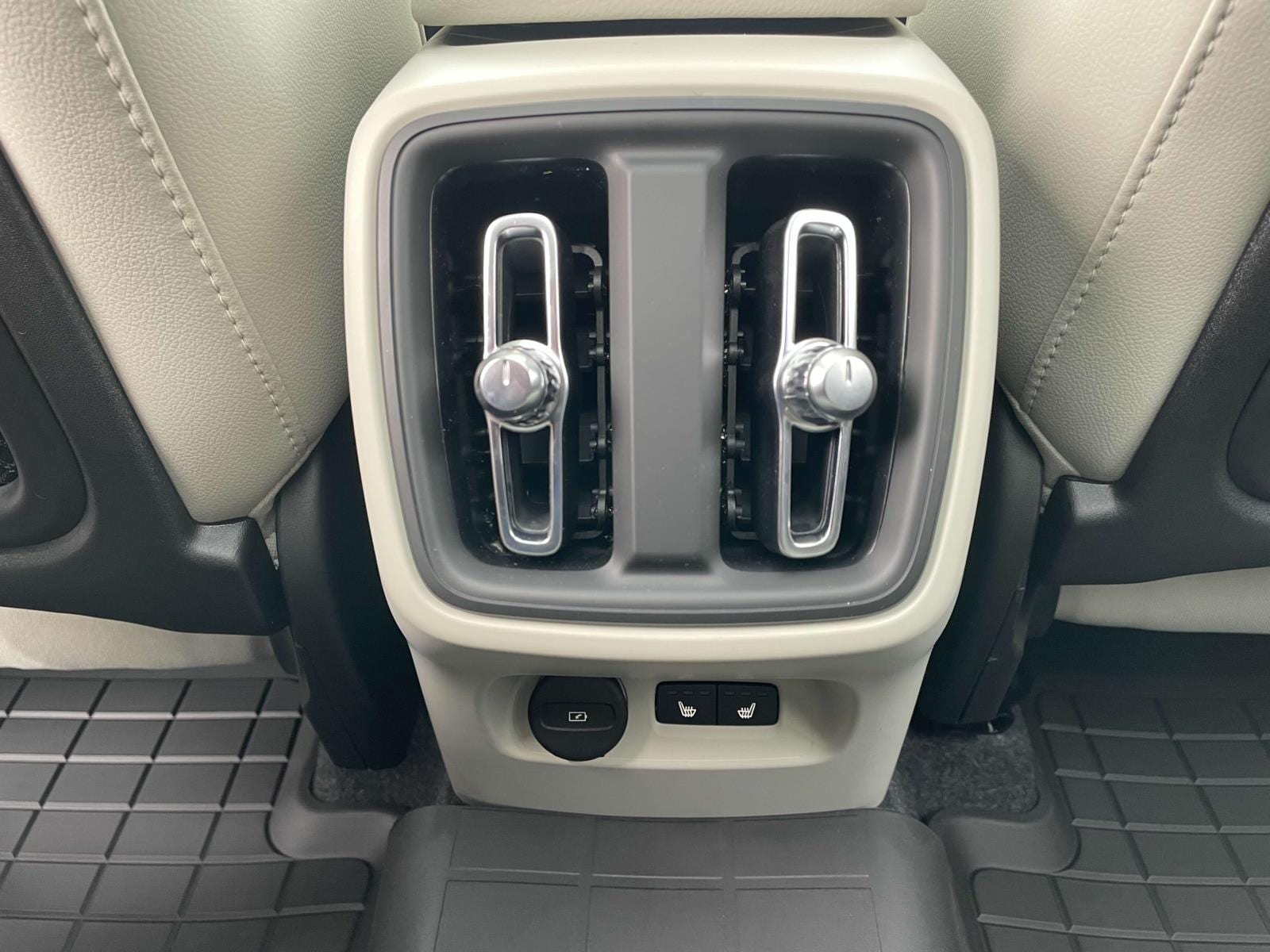 2025 Volvo XC40 Plus - Photo 19